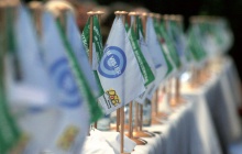 Tischf&auml;hnchen mit dem Logo der Initiative